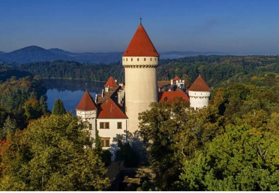 Zámek Konopiště s věží nad rybníkem