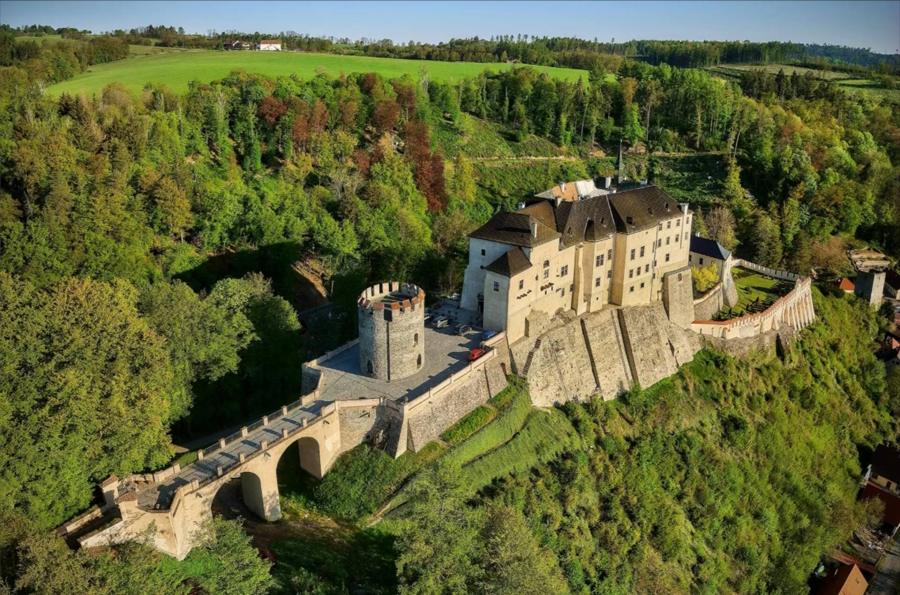 Hrad Český Šternberk na skále nad údolím